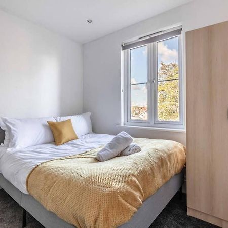Modern Apartment On Egham High St And Close To Royal Holloway Eksteriør bilde
