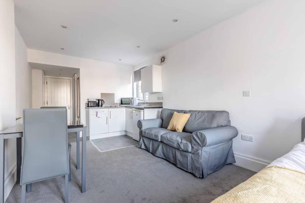 Modern Apartment On Egham High St And Close To Royal Holloway Eksteriør bilde