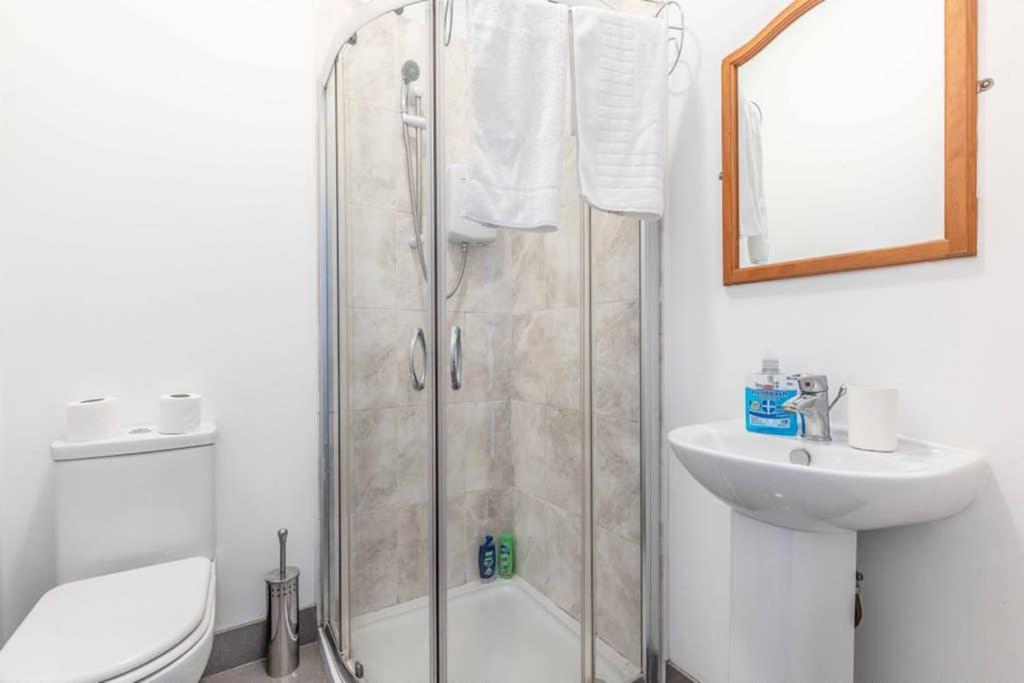 Modern Apartment On Egham High St And Close To Royal Holloway Eksteriør bilde