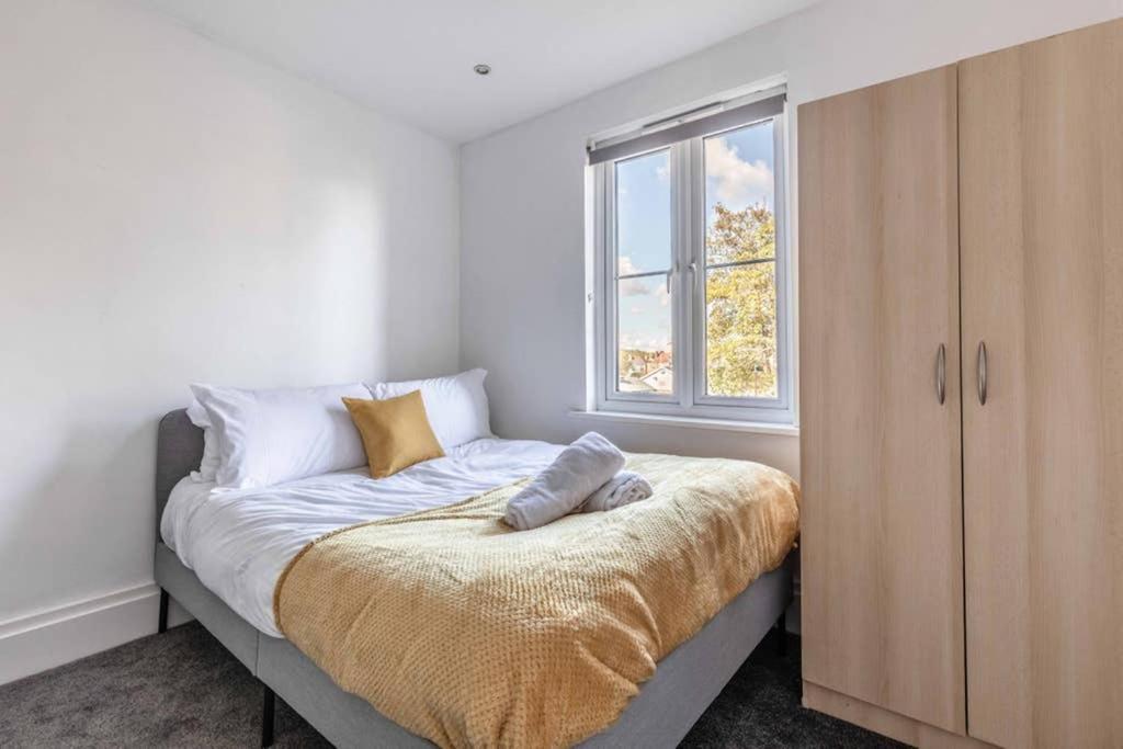 Modern Apartment On Egham High St And Close To Royal Holloway Eksteriør bilde